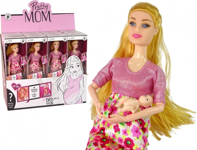 Zwangere Pop in Roze Jurk met Bloemen