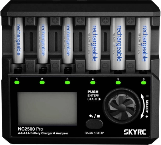 Intelligente AA/AAA-oplader SkyRC met regeneratie en USB QC 3.0