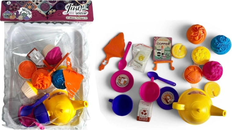 Kinder thee- en koffieservies met gebakjes