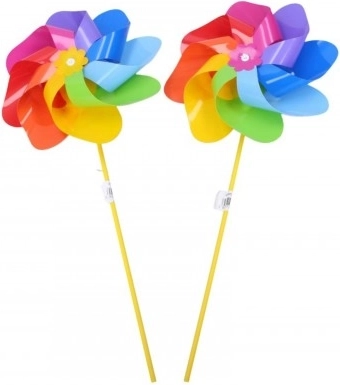 Kleurrijke windmolen met regenboogbladen