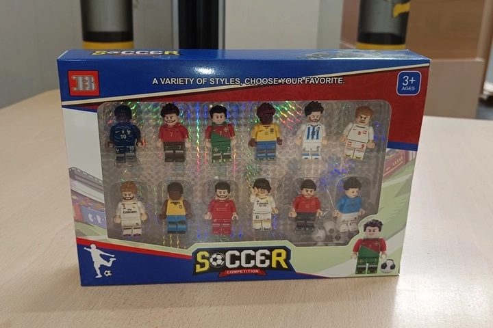 Bouwfiguren van voetballers met ballen - 1 stuk