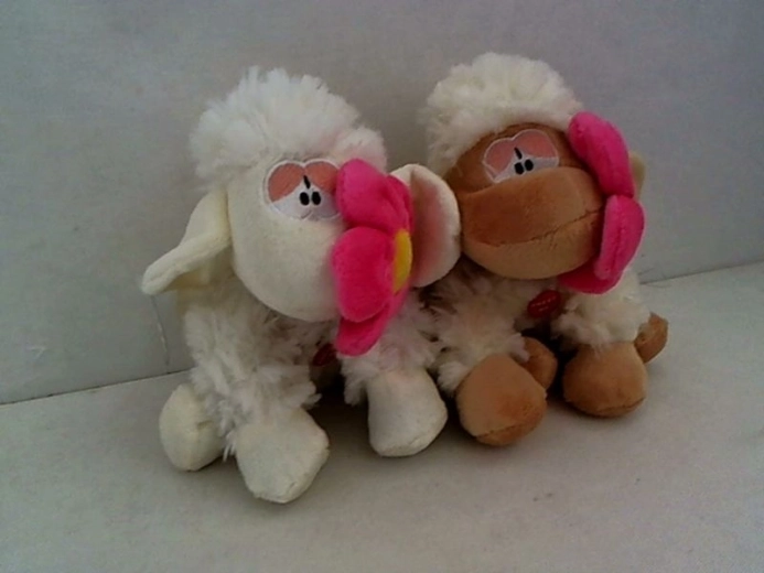 Pluchen schaap met bloemetje met geluid 18 cm