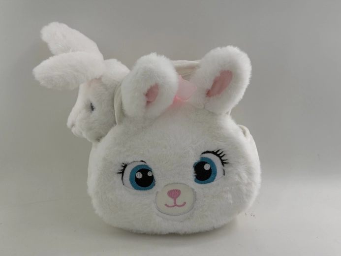 Knuffelkonijntje in een handtas in de vorm van een konijntje