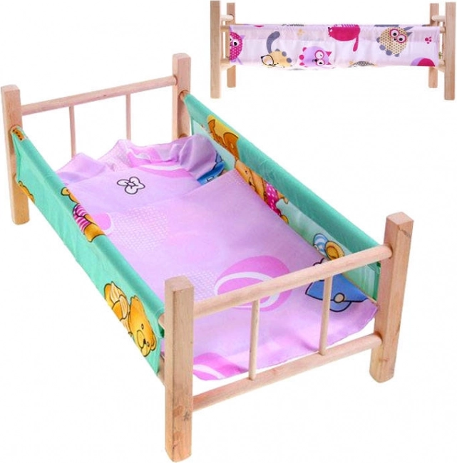 Houten poppenbedje met beddengoed