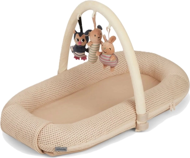 Carlo Baby babynestje met speelboog beige