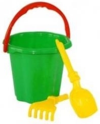 Zandset met emmer, schep en hark