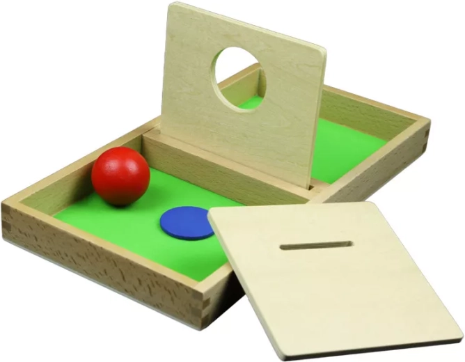 Houten bord met opening voor het doorsteken van een balletje en een schijf