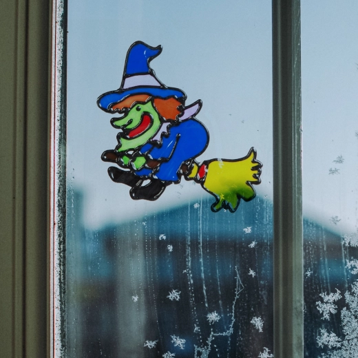 Kleurrijke Halloween-raamdecoratie met heks