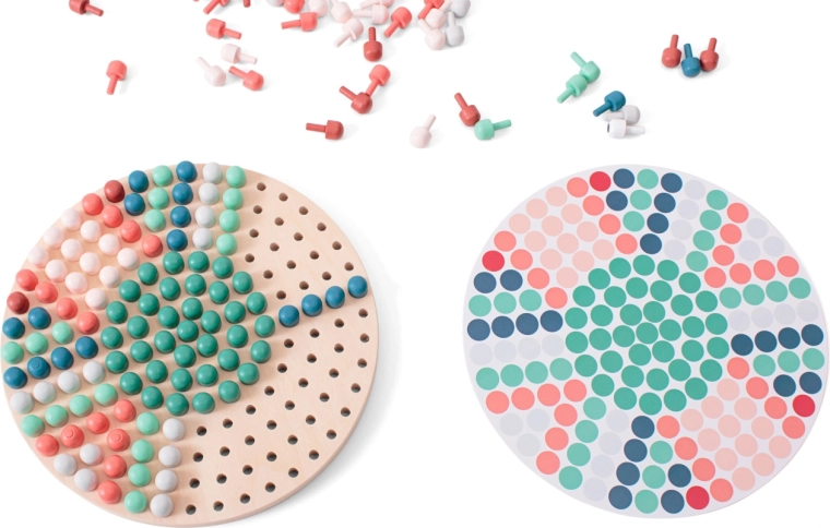 Houten mozaïek met pinnetjes en sjablonen