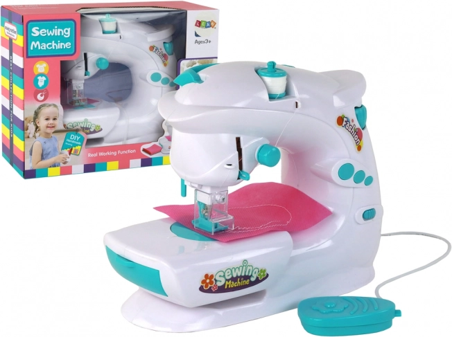 Kindernaaimachine als een echte, wit, op batterijen