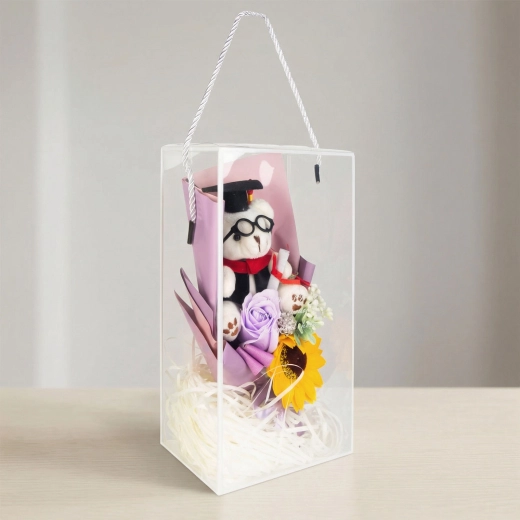 Kunstdecoratie met zonnebloem en teddybeer in cadeauverpakking
