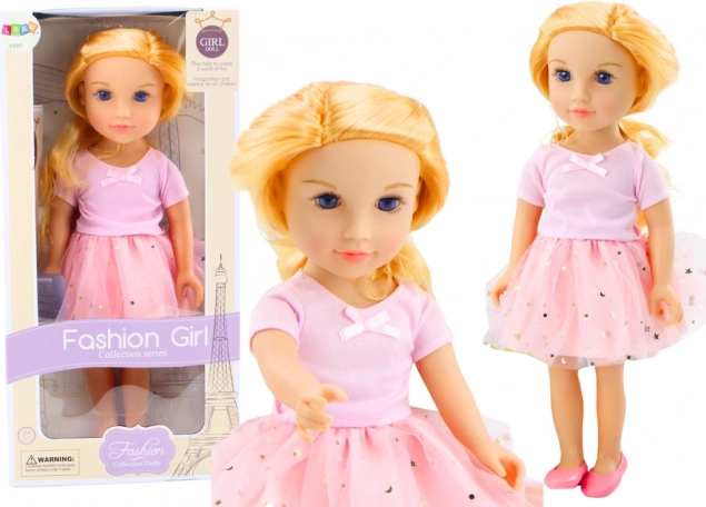 Pop in roze jurk met tule rok en blond haar