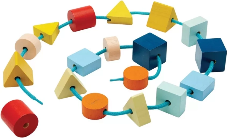 Rijgkralen PlanToys – geometrische vormen