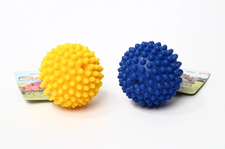Piepend balletje met noppen 6,7 cm