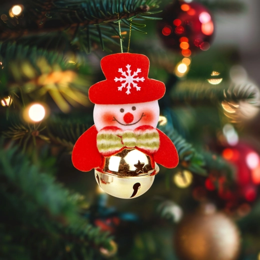 Kerstboomversiering in de vorm van een sneeuwpop met belletje