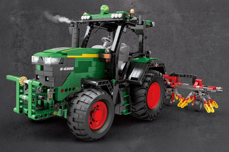 Bouwset groene tractor met afstandsbediening en accessoires