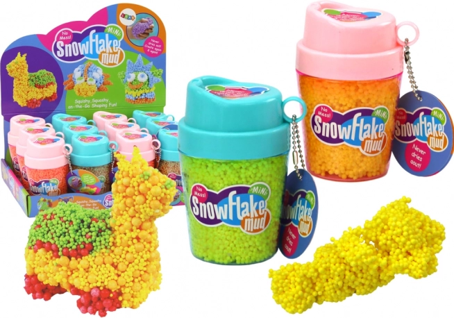 Gele kneedbare polystyreenmassa in een bekertje