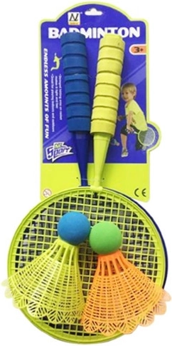 Gekleurde batjes met balletjes en plastic shuttles voor buiten