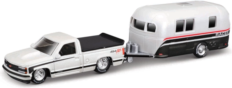 Maisto Design Tow & Go Chevrolet 454 SS pick-up met camperaanhanger 1:64