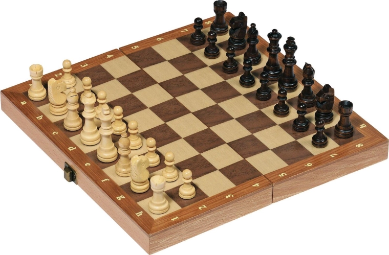 Schaken in een houten opvouwbare koffer