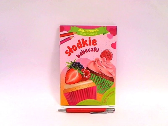 Kleurboek met zoete cupcakes met kleurpotloden