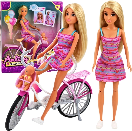 Anlily-pop in roze jurk met fiets, kinderzitje en baby