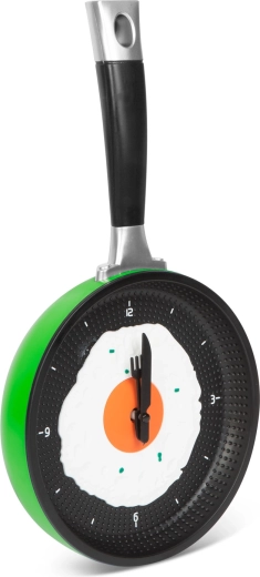 Wandklok in de vorm van een koekenpan met spiegelei, groen
