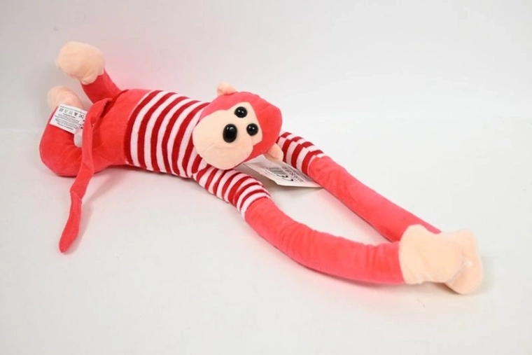 Hangende aap in een rood shirt
