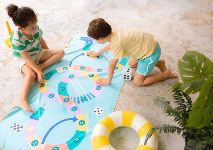 Quut kinderhanddoek 2-in-1 Slangen en Ladders, groot 180 × 100 cm