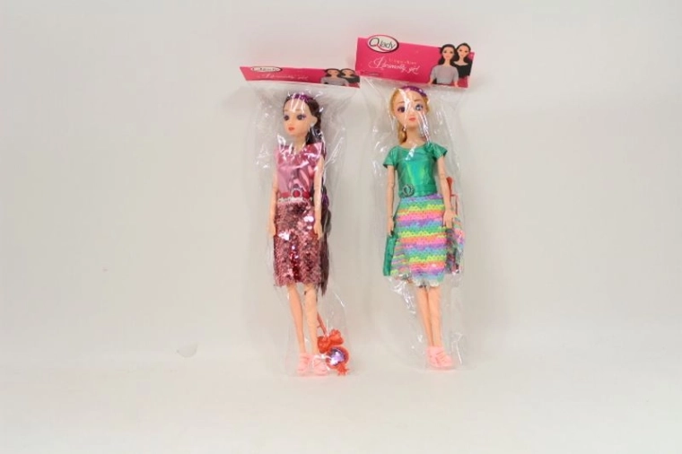 Pop met accessoires in glinsterende jurk