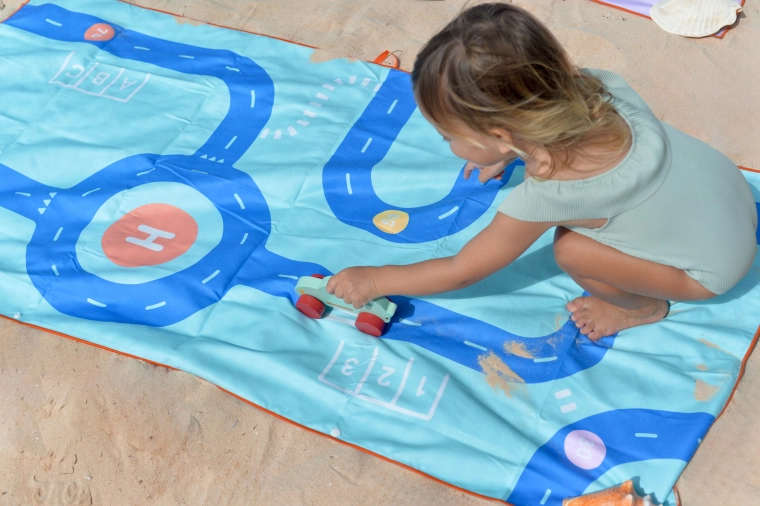 Quut kinderhanddoek en speelmat Weg M 140 × 70 cm