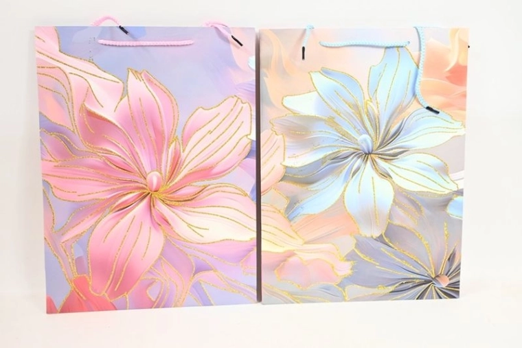 Grote cadeautas met bloemenmotief en gouden details