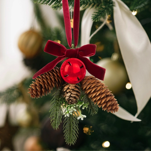 Kerstdecoratie voor de deur: kerstboom met dennenappel en rode kerstbal
