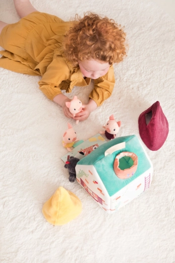 Lilliputiens stoffen huisje met het sprookje De wolf en de drie kleine biggetjes