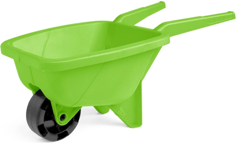 Groene kinderkruiwagen voor zand