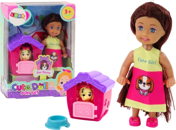 Mini pop met lang haar en bontgekleurde rok met hond en hok