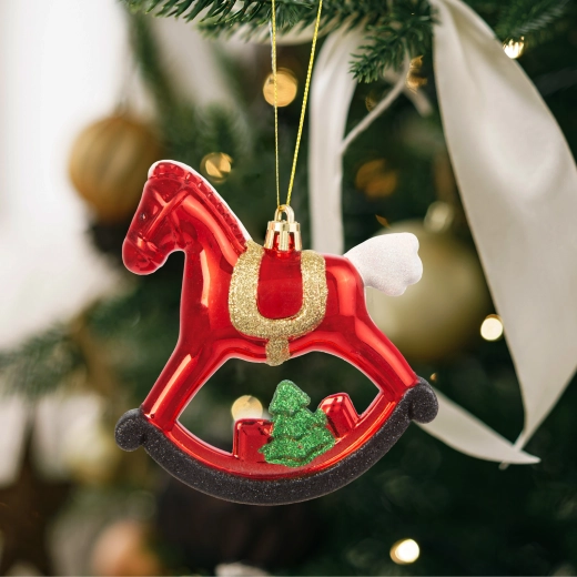 Glanzende kerstboomversiering in de vorm van een hobbelpaard