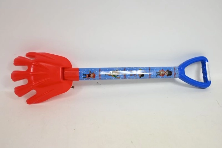 Grote kinderhark voor in het zand