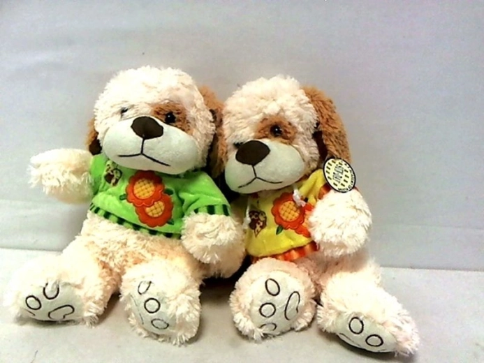 Pluchen hondje in kleurrijk shirt 30 cm