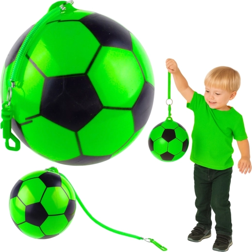 Rubberen voetbal met groen design en bevestigingsoog voor elastisch koord 22 cm