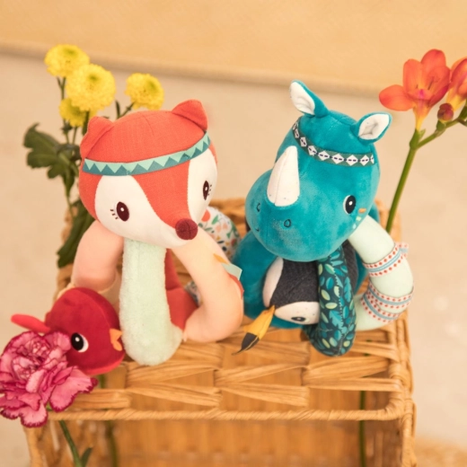 Lilliputiens rammelaar vos Alice en rood vogeltje