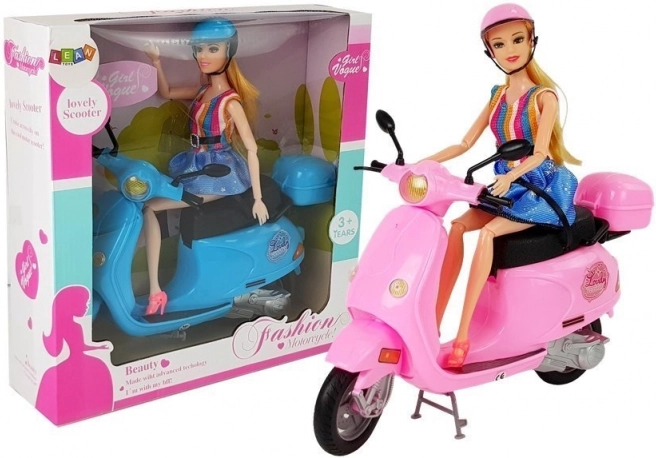Pop op een roze scooter met helm, lang haar