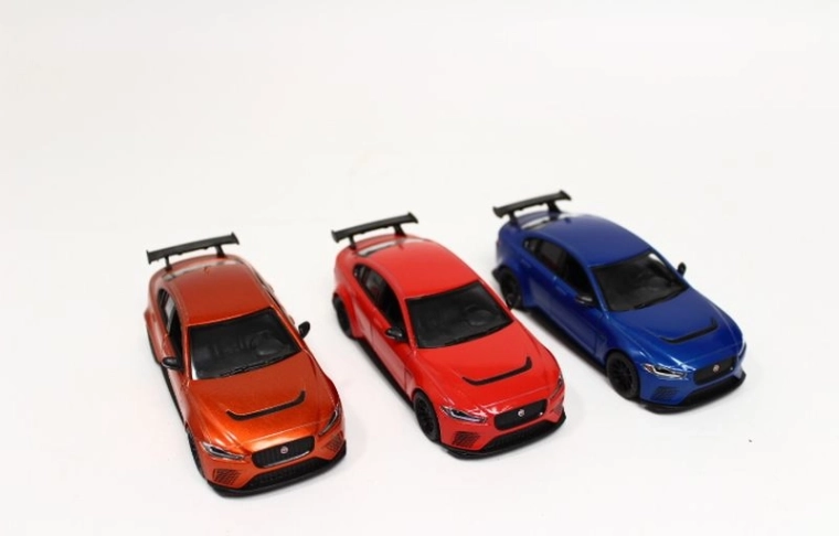 Automodel Jaguar XE SV Project 8 met projector, 4x4 - 1 stuk