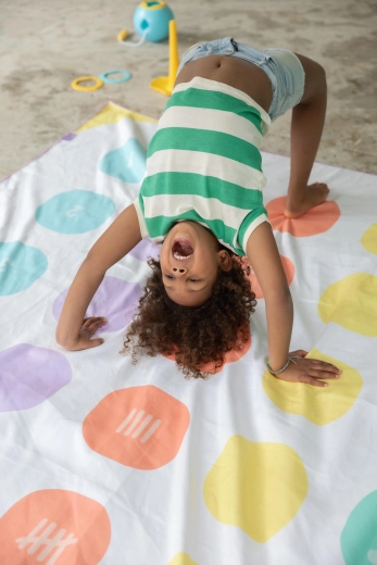 Quut kinderhanddoek en speelmat 2-in-1 met balansspel XL 180 × 180 cm