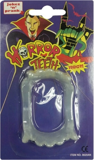 Vampiertanden die in het donker gloeien