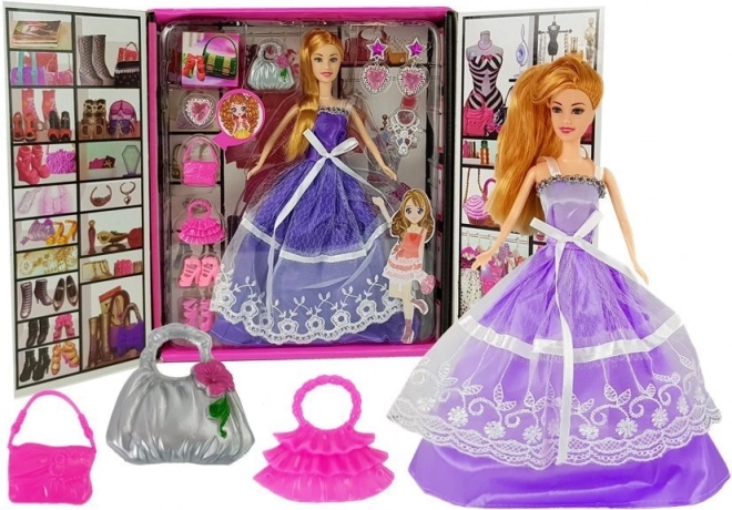 pop in paarse jurk met accessoires – handtassen, sieraden en pumps