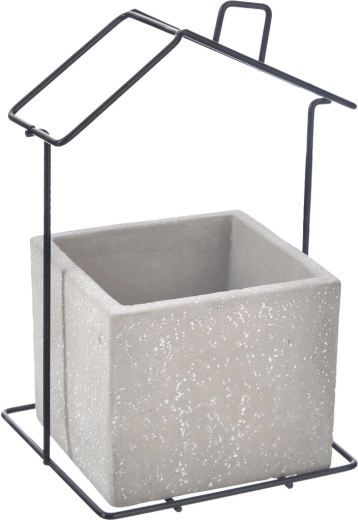 Grijze bloempot in huisvorm van beton en metaal