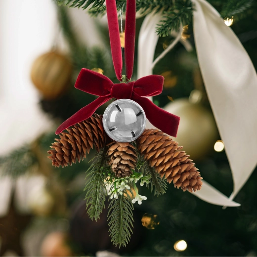 Kerstdecoratie voor de deur: kerstboom met dennenappel en zilveren bel