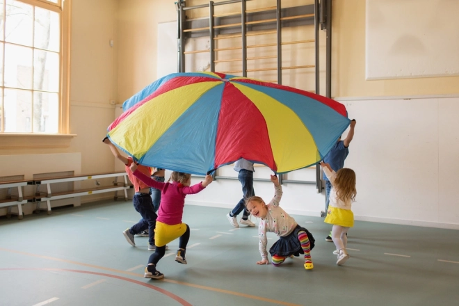 motorische parachute met ballen voor kinderen