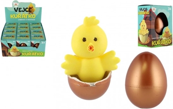 Uitkomend kuikentje in een ei